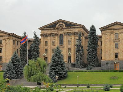 Պատգամավորները մտադիր են աշխատավարձերի վճարումները դարձնել անկանխիկ մի շարք ընկերություններում
