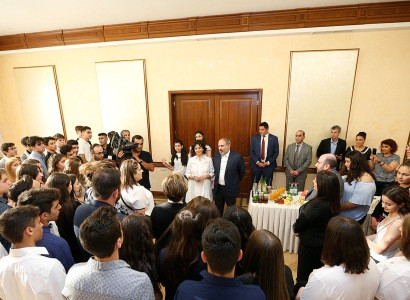Նիկոլ Փաշինյանն ու Աննա Հակոբյանը հյուրընկալել են սփյուռքահայ աշակերտների (ֆոտո)
