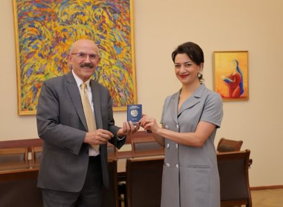 Աննա Հակոբյանը Վարդգես Սարգսյանին ՀՀ անձնագիր է հանձնել