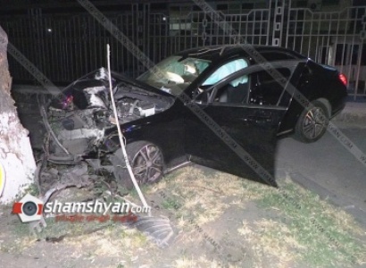 Խոշոր վթար Երեւանում. 28-ամյա վարորդը Mercedes-ով բախվել է հաստաբուն ծառին
