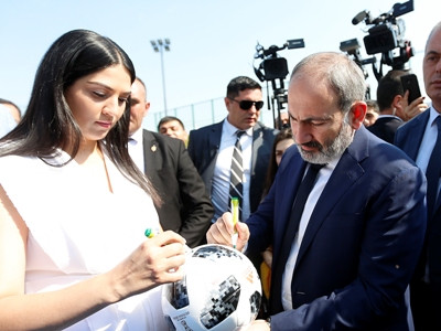 Armenia Premier signs football of La Francophonie Cup final (PHOTOS)