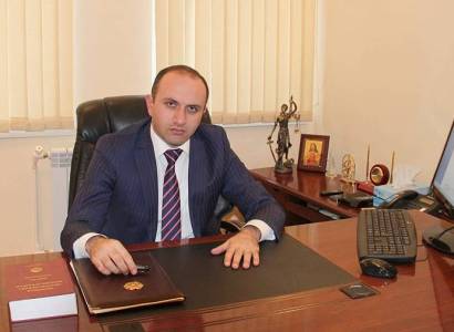 Երեք անգամ կալանավորված ՔԿ նախկին պաշտոնյան ազատ արձակվեց դատարանի դահլիճից