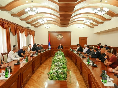 Karabakh State Minister receives participants of "Of Armenian Descent" TV show