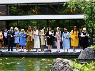 G20 first ladies and first husband feed Koi fish in Kyoto