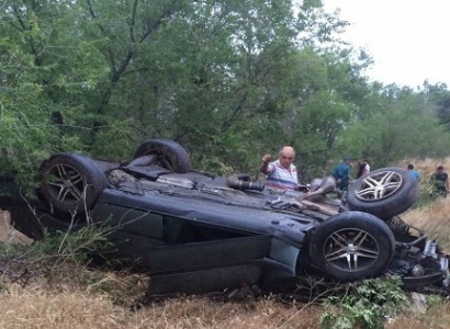Mercedes-ը մի քանի պտույտ շրջվելով ու մի քանի ծառ կոտրելով, գլխիվայր հայտնվել է դաշտում (ֆոտո)