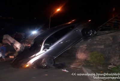 «Mazda 6»-ը մոտ 3 մետր բարձրությունից ընկել է թիվ 179 դպրոցի բակ. Կա վիրավոր