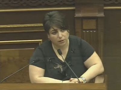 ԲԴԽ անդամի թեկնածուն ընկավ ԱԺ ամբիոնից իջնելիս. Նրան օգնության շտապեցին պատգամավորները