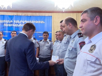 Օսիպյանը 20 ոստիկանների ծրարներով դրամական պարգեւներ է հանձնել
