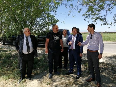 Սուրեն Պապիկյանը Գարիկ Սարգսյանի ուղեկցությամբ հետեւել է գյուղատնտեսական շուկայի հողահարթեցման աշխատանքներին