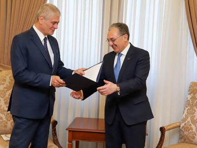 Armenia FM receives newly appointed Romania Ambassador