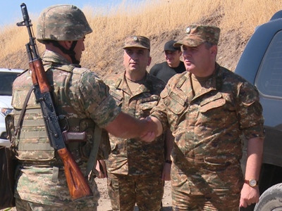 Armenia army's general staff chief visits border
