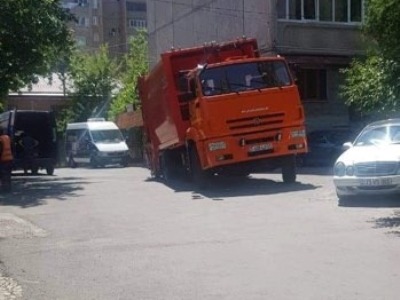 Երեւանում աղբատար «ԿԱՄԱԶ»-ը մխրճվել է ասֆալտի մեջ (ֆոտո)