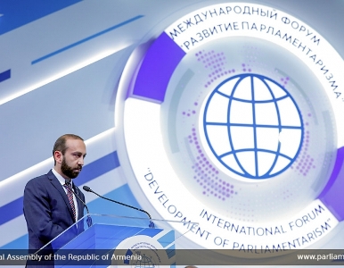 «Ժողովուրդ». Արարատ Միրզոյանը զրուցել է կարեւոր նիստը բաց թողած պատգամավորների հետ. ինչու էր Աշոտյանը մենակ մնացել