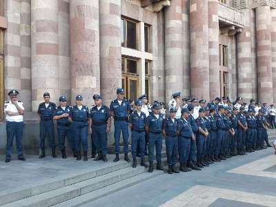 Supporters of 2nd president Robert Kocharyan hold protests near Armenian government building