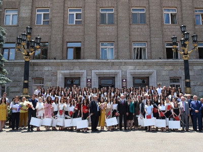 Artsakh President's residence hosts graduates of Artsakh universities