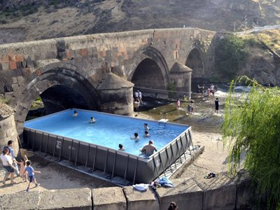 Օշականի կամրջի տակ տեղադրված լողավազանի ջուրը դատարկվել է, ապամոնտաժվում է. Մարզպետ