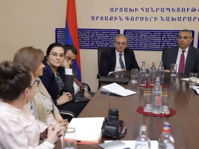 Armenia FM meets with Karabakh MFA personnel