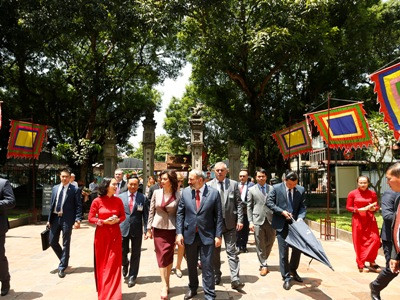 Ի՞նչ հագուստ է կրում Աննա Հակոբյանը Վիետնամում (ֆոտո)