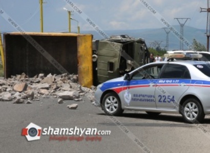 Շիրակի մարզում բախվել են Toyota Land Cruiser-ն ու բեռնատար КамАЗ-ը․ վերջինս շրջվել է (ֆոտո)