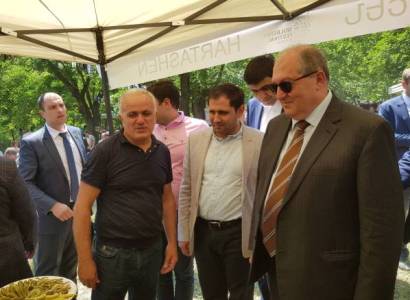ՀՀ նախագահը մասնակցում է Քարահունջի թթի փառատոնին. նա պարեց փառատոնի մասնակիցների հետ