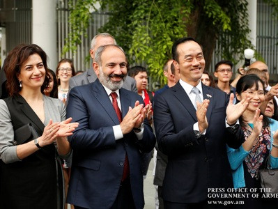 Armenian PM arrives in Singapore