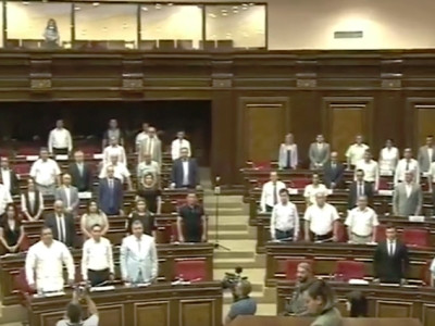 Պատգամավորները 1 րոպե լռությամբ հարգեցին ողբերգական ավտովթարների զոհերի հիշատակը