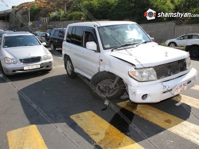 Շղթայական վթար Երեւանում․ Mitsubishi-ն բախվել է Mercedes-ին, Land Rover-ին, Toyota-ին եւ 2 Opel-ներին (ֆոտո)