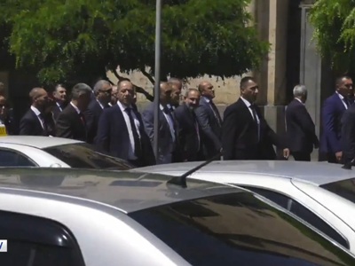 Pashinyan and Tusk pass by Kocharyan’s supporters protesting near Armenian Government building