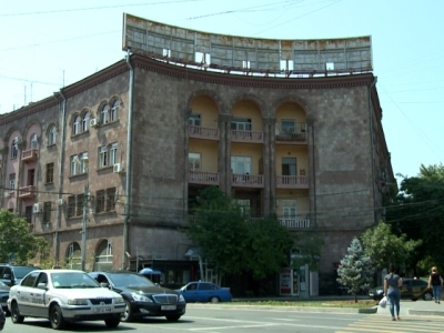 Ապամոնտաժվում են պատմամշակութային շենքերին տեղադրված գովազդները. Երևանի քաղաքապետարան