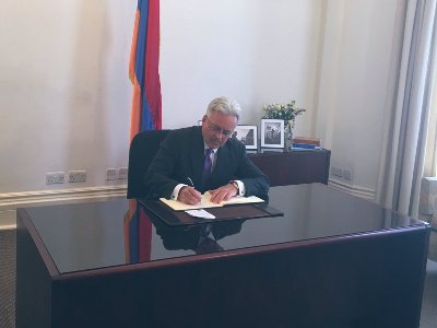 Alan Duncan visits Armenian Embassy, leaves note following death of Arman Kirakossian