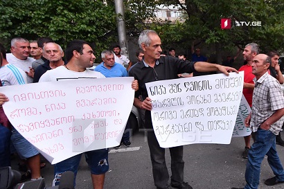 Խաղողագործները «Ռուսթավի 2»-ի մոտ ակցիա են անցկացրել՝ վրացական գինու մասին գլխավոր տնօրենի ասածի պատճառով