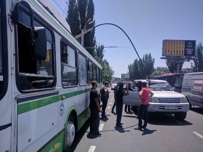 Արտակարգ դեպք Երեւանում. տրոլեյբուսի ձողը պոկվել եւ մխրճվել է մեքենայի մեջ. վարորդը վիրավոր է (ֆոտո)