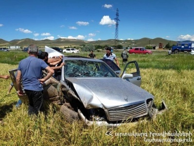 Գյումրի-Աշոցք ճանապարհին «Mercedes»-ը դուրս է եկել երթեւեկելի գոտուց եւ կողաշրջվել․ կա 5 տուժած