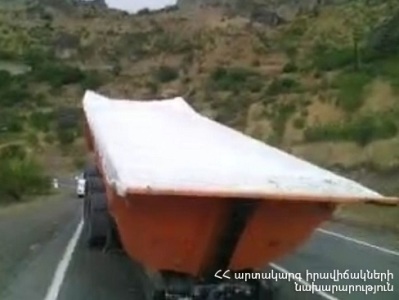 Գորիս-Կապան ճանապարհին բեռնատարի կցորդն առանձնացել է եւ միակողմանի փակել երթեւեկությունը
