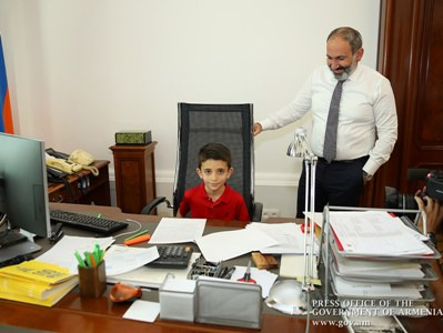 Armenia PM hosts 6-year-old Michael Mikhani from USA