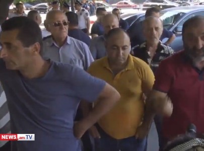 «Քայլ արա, ջուր տուր». Քաղցրաշենցիների բողոքի ակցիան՝ կառավարության դիմաց