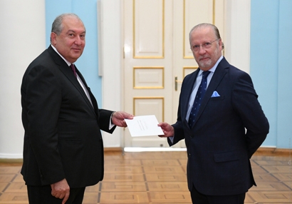 New Spain ambassador hands letters of credence Armenia President