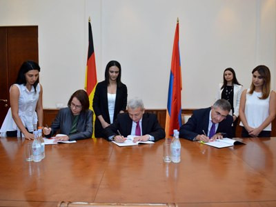 Ստորագրվել են դրամաշնորհային համաձայնագրեր Հայաստանի եւ Վերականգնման վարկերի բանկի միջեւ