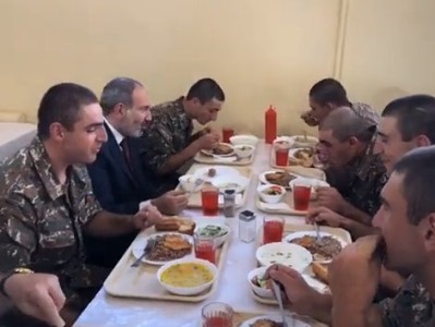 Armenia PM tracks food supply for soldiers at military unit in Armavir Province