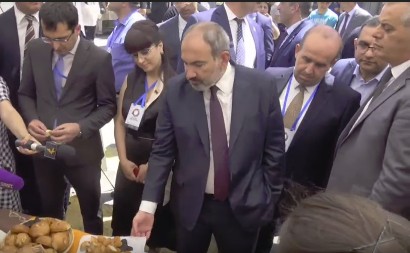 Փաշինյանը Գյումրիում խնդրեց իրեն տալ ամենադիետիկ թխվածքը
