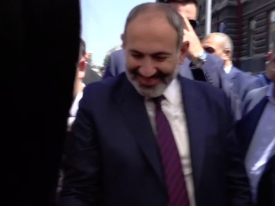 Կարելի է աջն այլ կոշիկ նվիրել, ձախը՝ այլ. Փաշինյանը Գյումրիում կատակեց