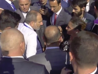 «Հերիք ա, իմ տղան էլ ա բանակում». Փաշինյանը՝ օգնություն խնդրող կնոջը