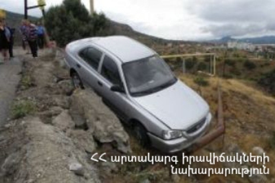 Այս գիշեր Գորիս-Սիսիան ճանապարհին մեքենան շուրջ 90 մետր ընկել է ձորը