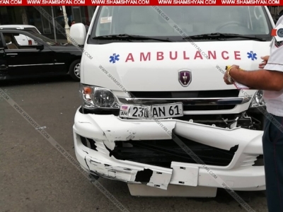 Լոռու մարզում Mercedes-ը բախվել է կանչի գնացող, ազդանշանները միացված շտապօգնության մեքենային (ֆոտո)
