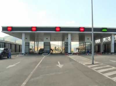 Long lineup of vehicles at Armenia customs checkpoint on Georgia border
