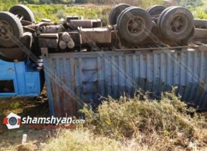 Վայոց Ձորում վարորդը ցորենով բարձված «Կամազով» գլխիվայր շրջվել է. վիրավորներից մեկը 6-ամյա տղա է
