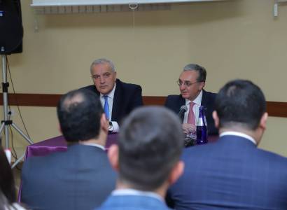 Armenia FM meets with Georgian-Armenian community