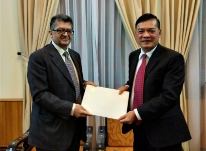 Armenia new ambassador hands copy of his letters of credence to Vietnam MFA
