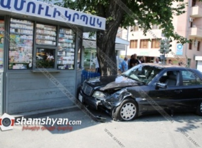 Ավտովթար Կոմիտաս-Վրացական խաչմերուկում. բախումից հետո «Մերսեդեսը» հարվածել է թերթի կրպակին (ֆոտո)