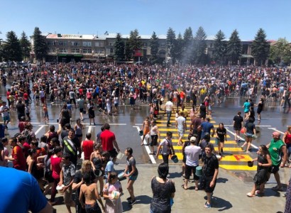 «Տարբերեք թացը չորից, ճիշտը թացն է». Հայտնիները Վարդավառը նշում են Գյումրիում (ֆոտո)